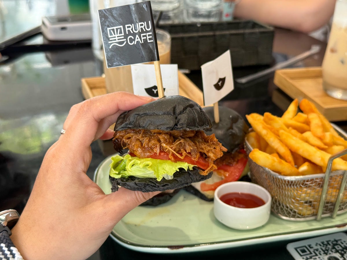 【黑RURU CAFE】宜蘭五結人氣咖啡廳推薦，大啖精緻餐點與特調飲品，與笑笑羊近距離療癒互動！