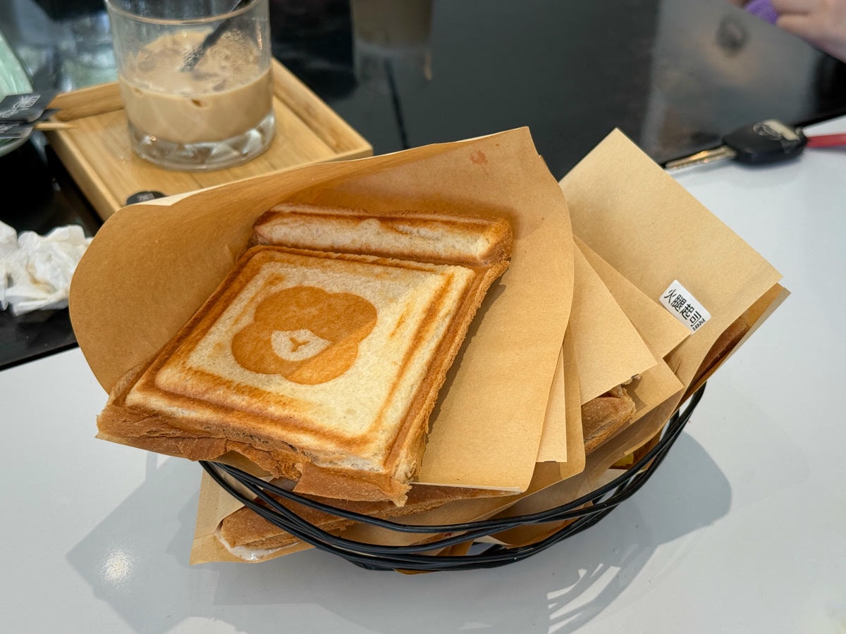 【黑RURU CAFE】宜蘭五結人氣咖啡廳推薦，大啖精緻餐點與特調飲品，與笑笑羊近距離療癒互動！