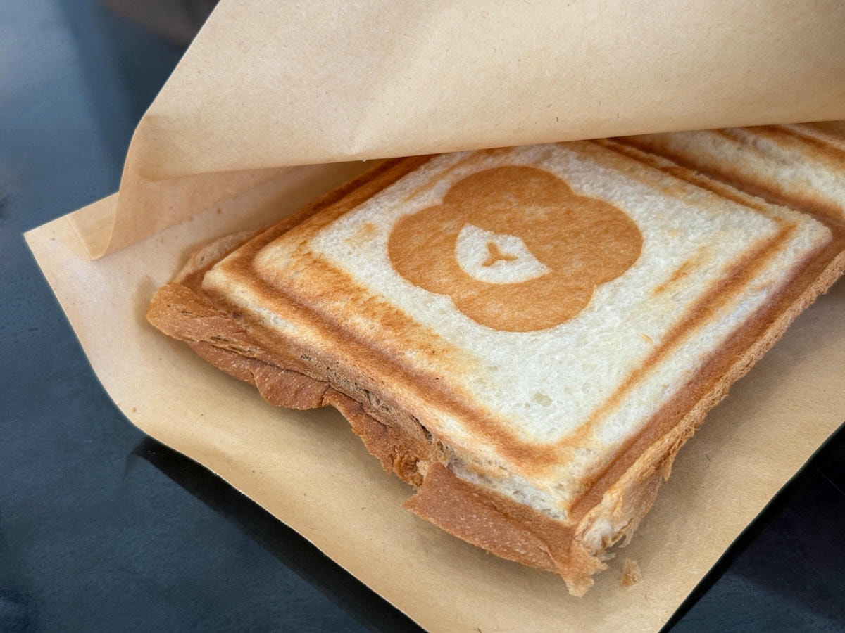 【黑RURU CAFE】宜蘭五結人氣咖啡廳推薦，大啖精緻餐點與特調飲品，與笑笑羊近距離療癒互動！