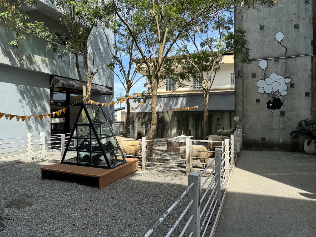 【黑RURU CAFE】宜蘭五結人氣咖啡廳推薦，大啖精緻餐點與特調飲品，與笑笑羊近距離療癒互動！