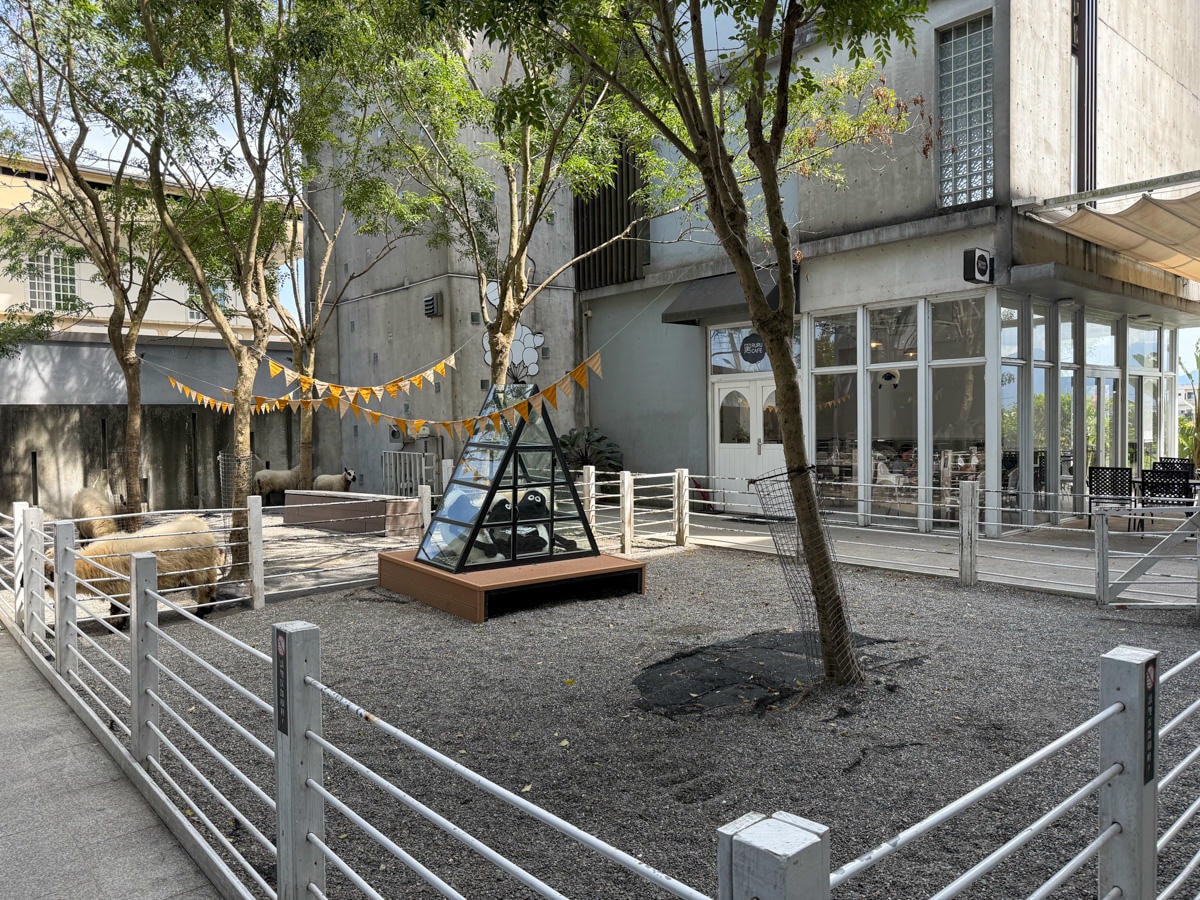 【黑RURU CAFE】宜蘭五結人氣咖啡廳推薦，大啖精緻餐點與特調飲品，與笑笑羊近距離療癒互動！