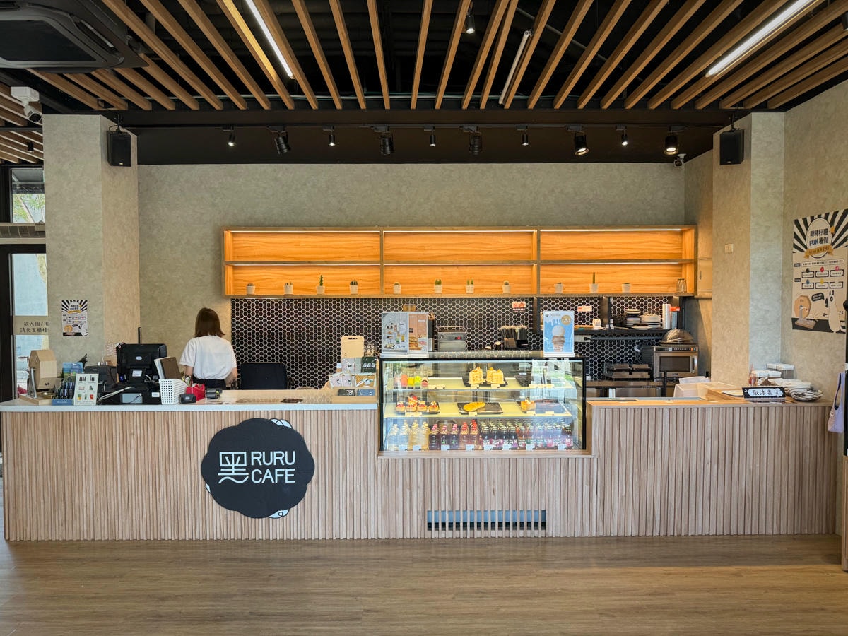 【黑RURU CAFE】宜蘭五結人氣咖啡廳推薦，大啖精緻餐點與特調飲品，與笑笑羊近距離療癒互動！