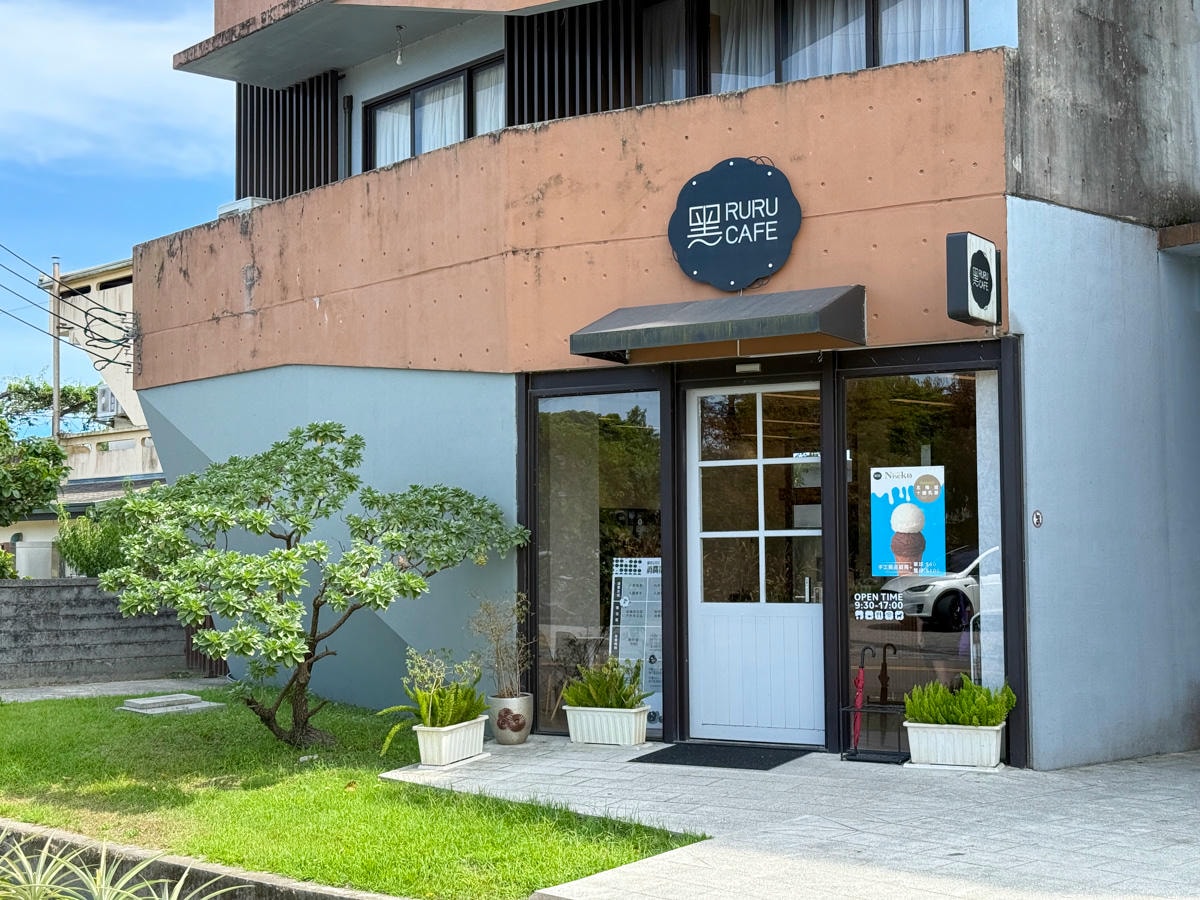 【黑RURU CAFE】宜蘭五結人氣咖啡廳推薦，大啖精緻餐點與特調飲品，與笑笑羊近距離療癒互動！