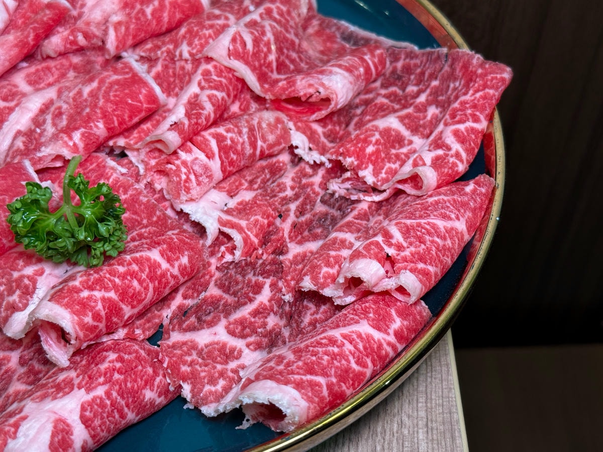 【初殿鍋物】新莊評分最高必吃火鍋推薦，平日套餐299元起大啖60種自助吧吃到飽！被火鍋耽誤的滷肉飯！