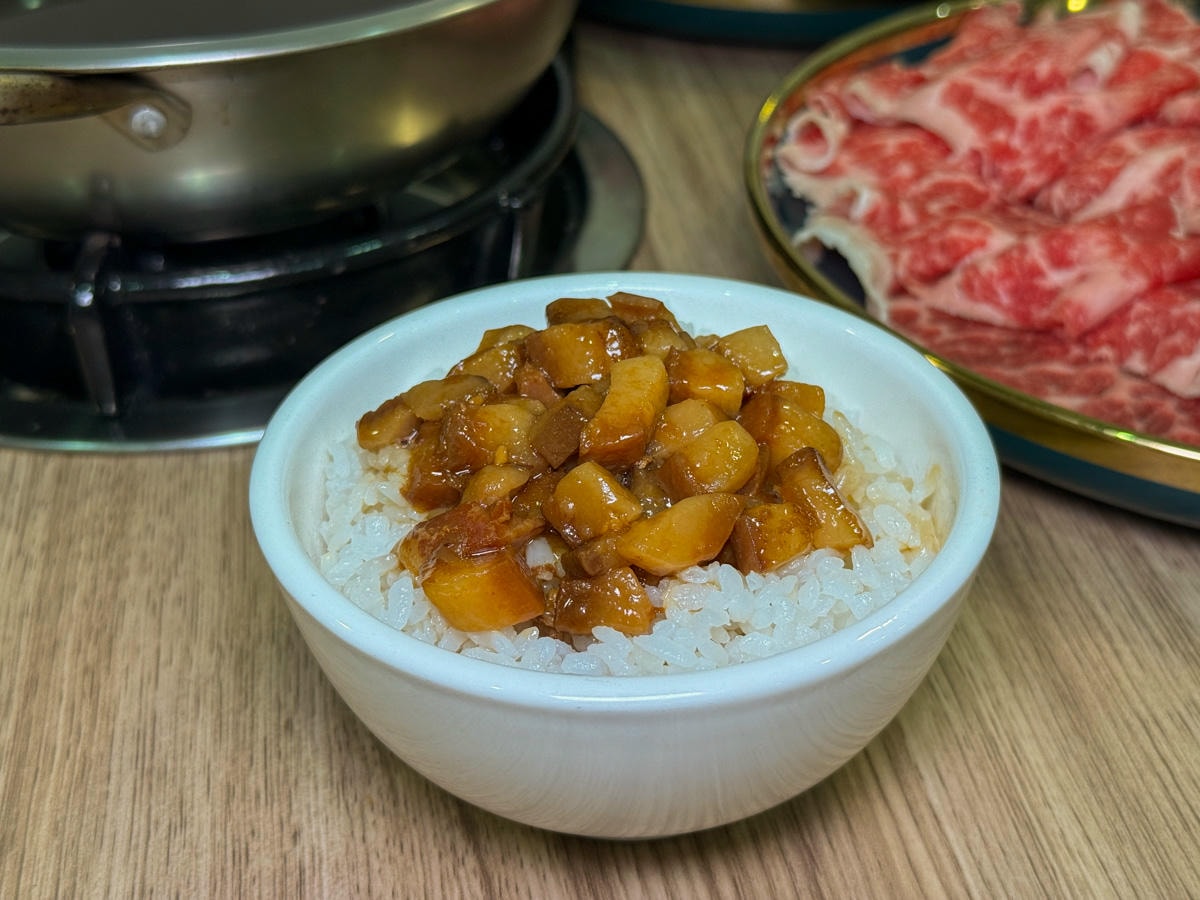【初殿鍋物】新莊評分最高必吃火鍋推薦，平日套餐299元起大啖60種自助吧吃到飽！被火鍋耽誤的滷肉飯！