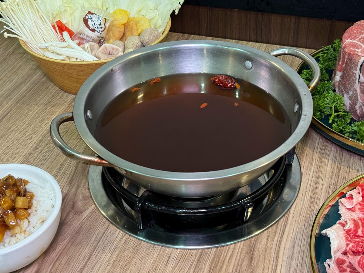 【初殿鍋物】新莊評分最高必吃火鍋推薦，平日套餐299元起大啖60種自助吧吃到飽！被火鍋耽誤的滷肉飯！