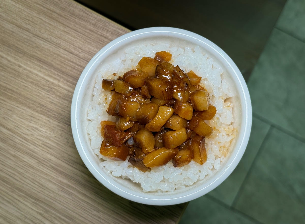 【初殿鍋物】新莊評分最高必吃火鍋推薦，平日套餐299元起大啖60種自助吧吃到飽！被火鍋耽誤的滷肉飯！