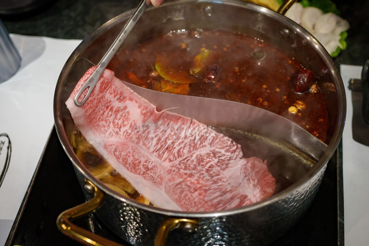 【武鶴和牛火鍋】台北行天宮火鍋吃到飽推薦,2480元大啖A5和牛、北海道鱈場蟹吃到飽!專人桌邊剝蝦服務 - 第35張圖 【武鶴和牛火鍋】台北行天宮火鍋吃到飽推薦,2480元大啖A5和牛、北海道鱈場蟹吃到飽!專人桌邊剝蝦服務