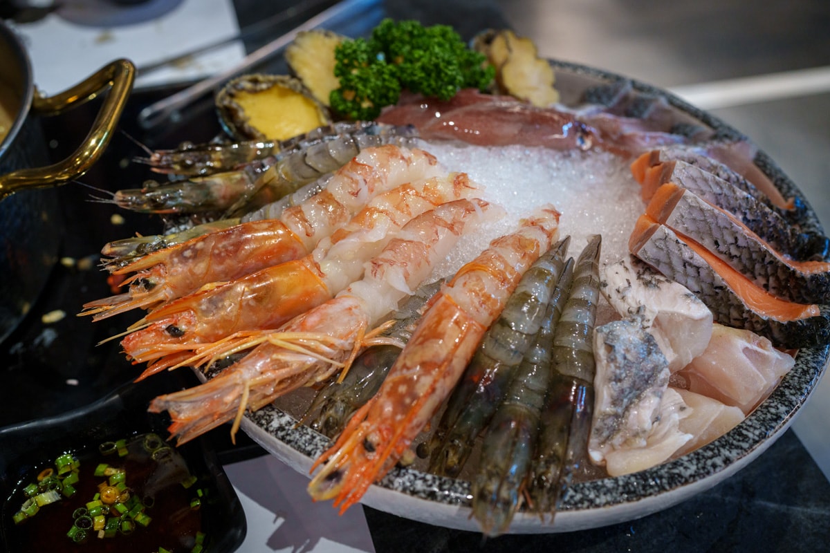 【武鶴和牛火鍋】台北行天宮火鍋吃到飽推薦,2480元大啖A5和牛、北海道鱈場蟹吃到飽!專人桌邊剝蝦服務 - 第12張圖 【武鶴和牛火鍋】台北行天宮火鍋吃到飽推薦,2480元大啖A5和牛、北海道鱈場蟹吃到飽!專人桌邊剝蝦服務