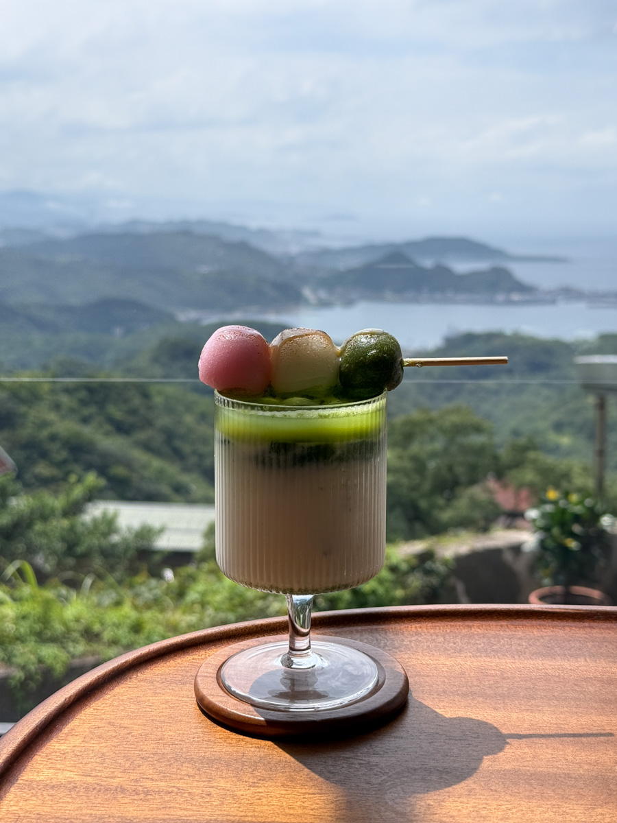 【暇 咖啡 hima cafe】九份景觀咖啡廳推薦：人氣必吃巴斯克與生乳捲！絕美九份山城下午茶首選！