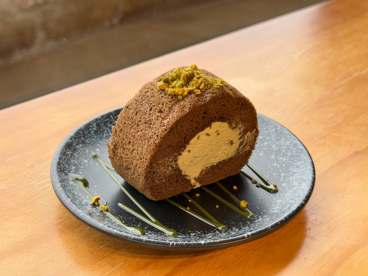 【暇 咖啡 hima cafe】九份景觀咖啡廳推薦：人氣必吃巴斯克與生乳捲！絕美九份山城下午茶首選！