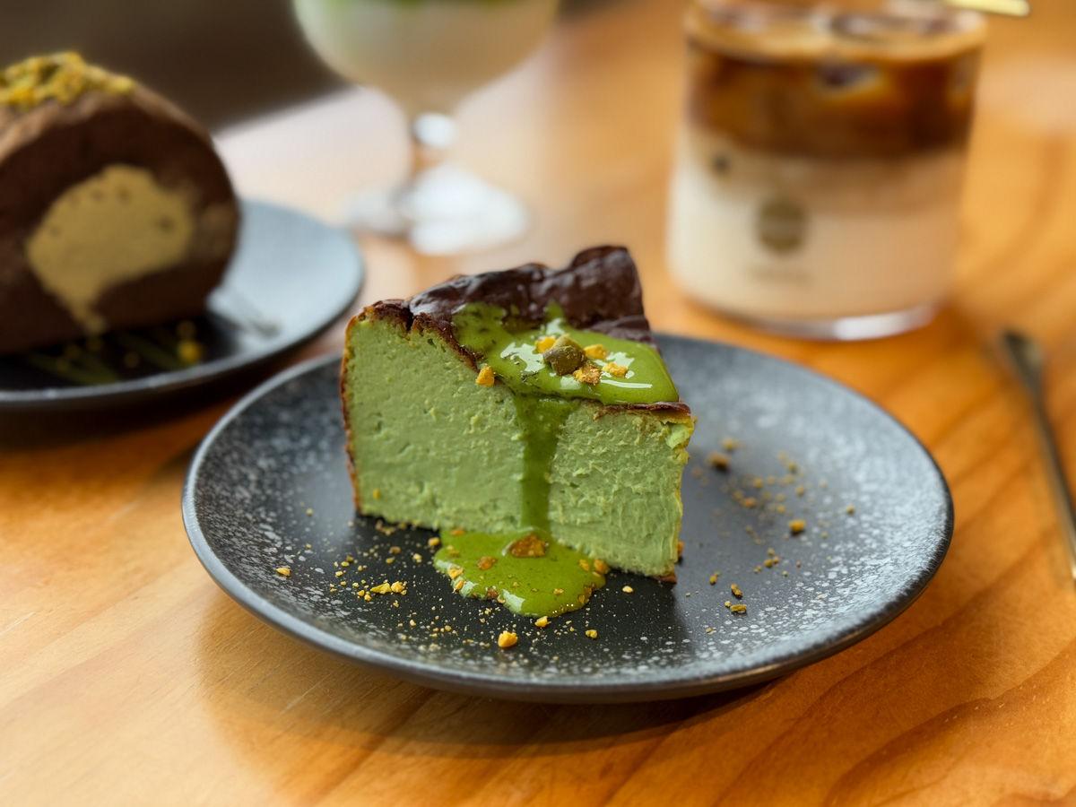 【暇 咖啡 hima cafe】九份景觀咖啡廳推薦：人氣必吃巴斯克與生乳捲！絕美九份山城下午茶首選！