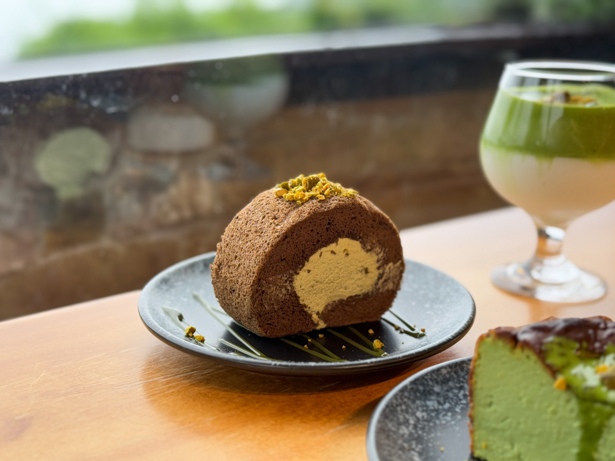 【暇 咖啡 hima cafe】九份景觀咖啡廳推薦：人氣必吃巴斯克與生乳捲！絕美九份山城下午茶首選！