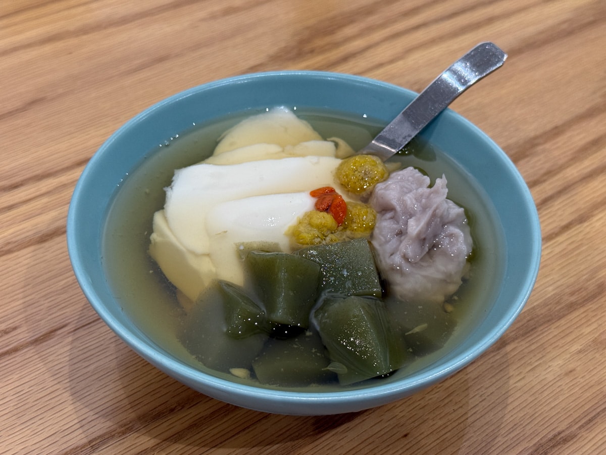 【民主豆花】台中北區隱藏版甜點美食推薦，4大口味豆花、9種配料選擇，獨家必吃首創麻薏粉粿！