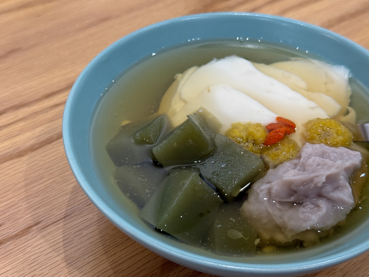 【民主豆花】台中北區隱藏版甜點美食推薦，4大口味豆花、9種配料選擇，獨家必吃首創麻薏粉粿！