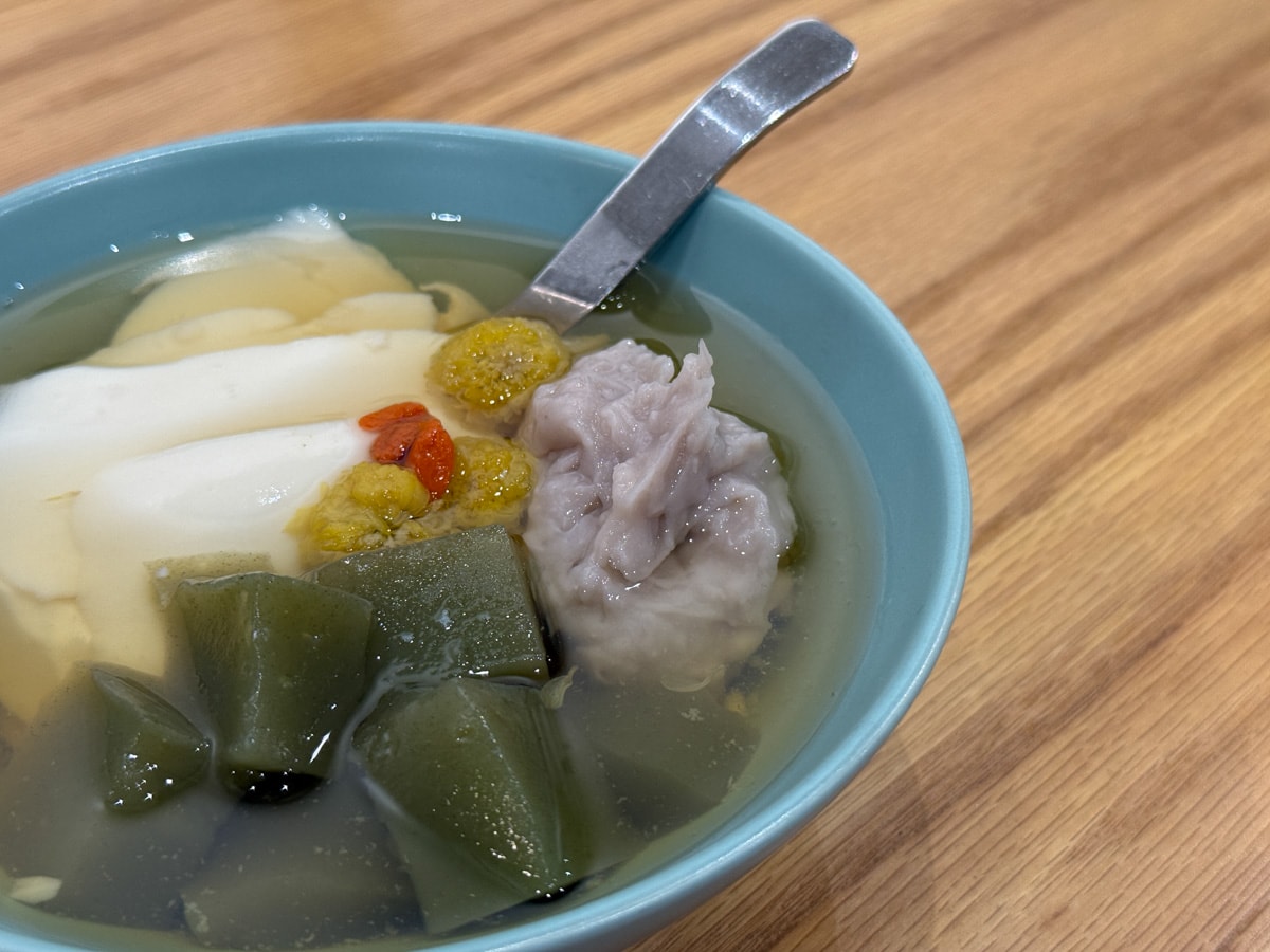 【民主豆花】台中北區隱藏版甜點美食推薦，4大口味豆花、9種配料選擇，獨家必吃首創麻薏粉粿！