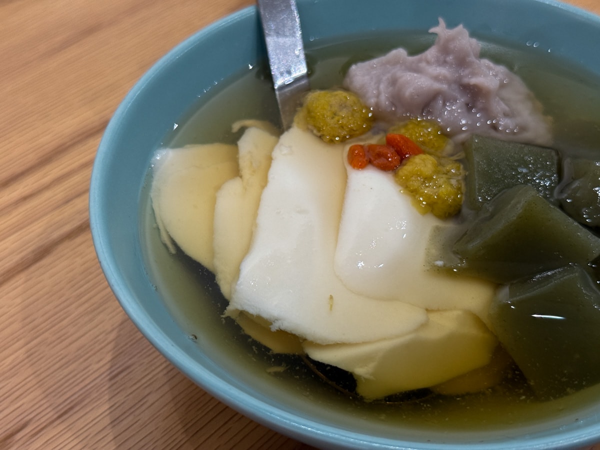 【民主豆花】台中北區隱藏版甜點美食推薦，4大口味豆花、9種配料選擇，獨家必吃首創麻薏粉粿！