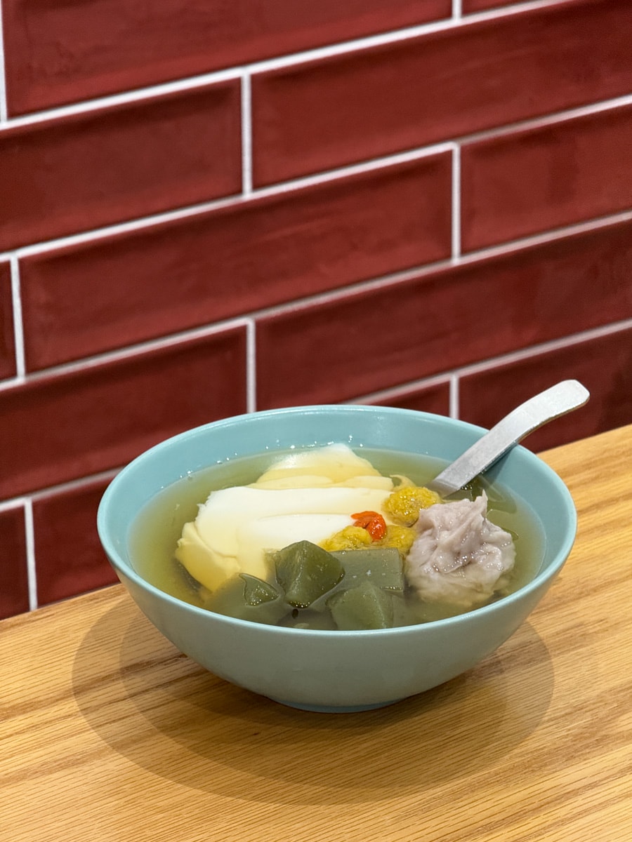 【民主豆花】台中北區隱藏版甜點美食推薦，4大口味豆花、9種配料選擇，獨家必吃首創麻薏粉粿！