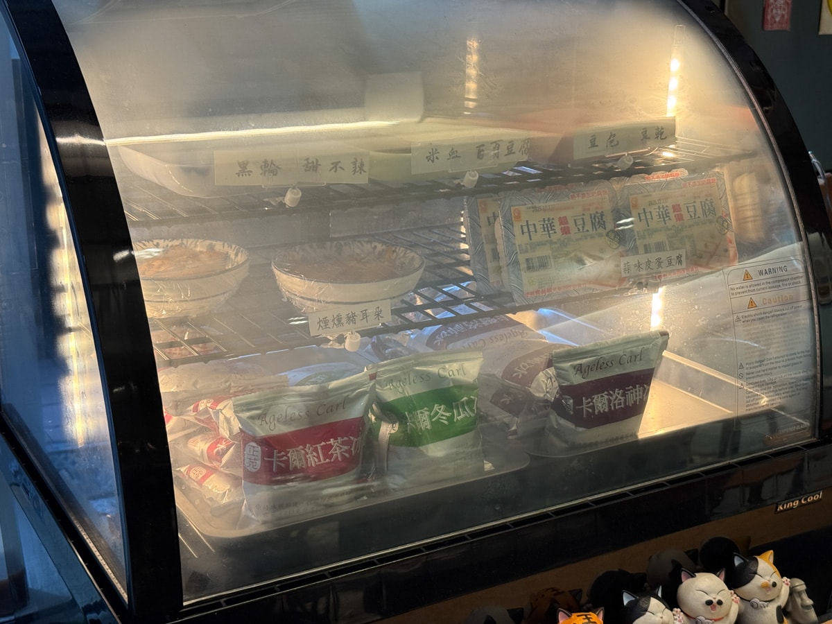 【夥拌麵】台中東區平價美食推薦，6大特色拌麵最低45元起，多款滷味小菜，巷弄間必吃人氣美食！