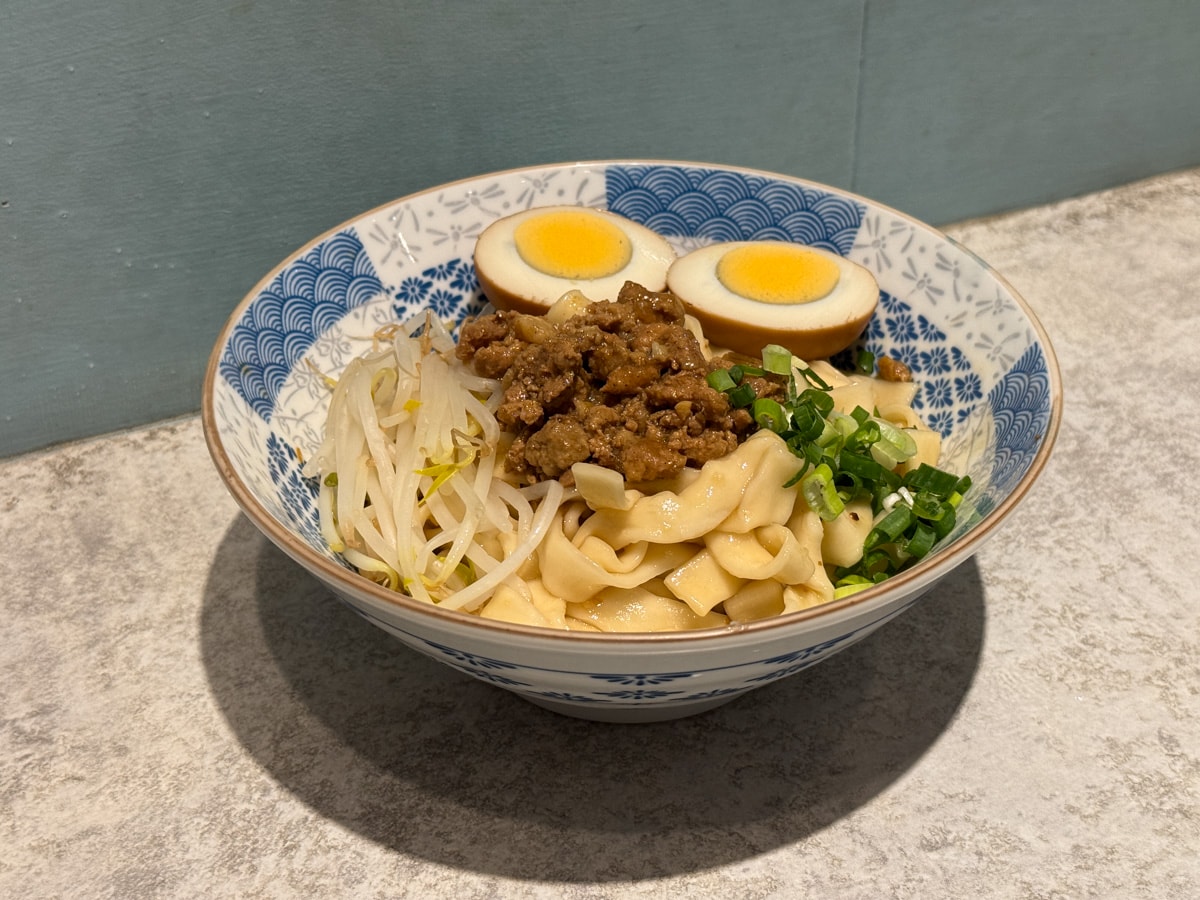 【夥拌麵】台中東區平價美食推薦，6大特色拌麵最低45元起，多款滷味小菜，巷弄間必吃人氣美食！