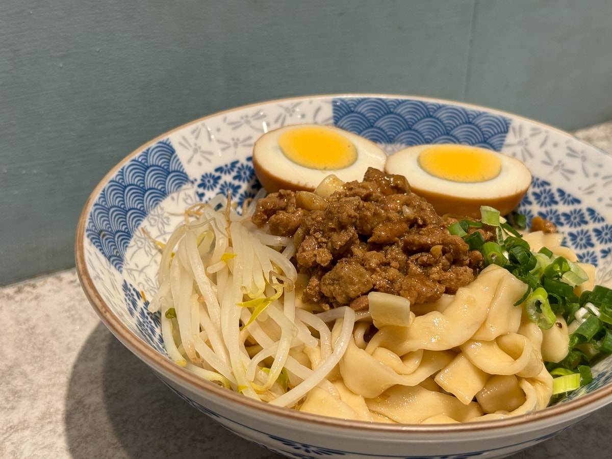 【夥拌麵】台中東區平價美食推薦，6大特色拌麵最低45元起，多款滷味小菜，巷弄間必吃人氣美食！