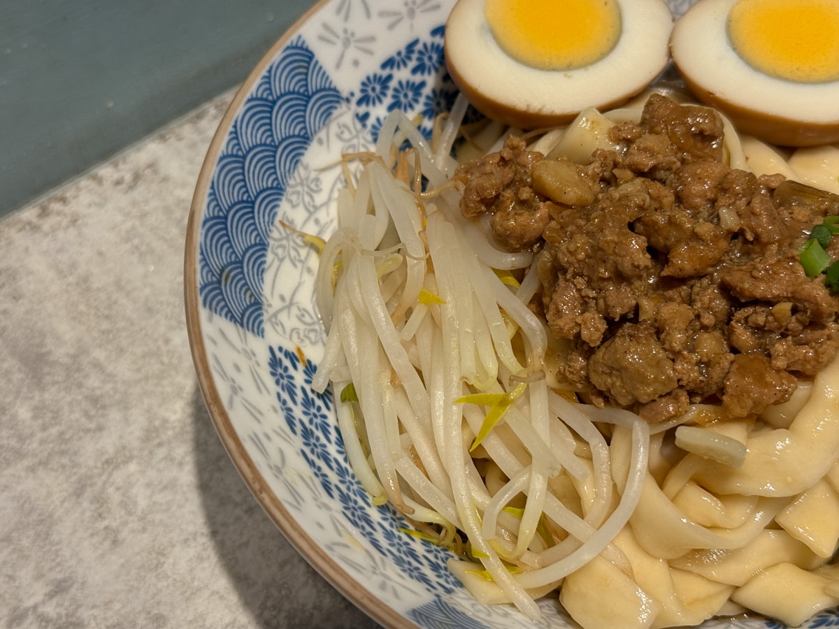 【夥拌麵】台中東區平價美食推薦，6大特色拌麵最低45元起，多款滷味小菜，巷弄間必吃人氣美食！