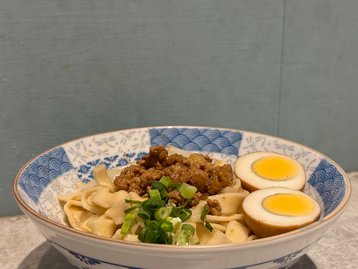 【夥拌麵】台中東區平價美食推薦，6大特色拌麵最低45元起，多款滷味小菜，巷弄間必吃人氣美食！