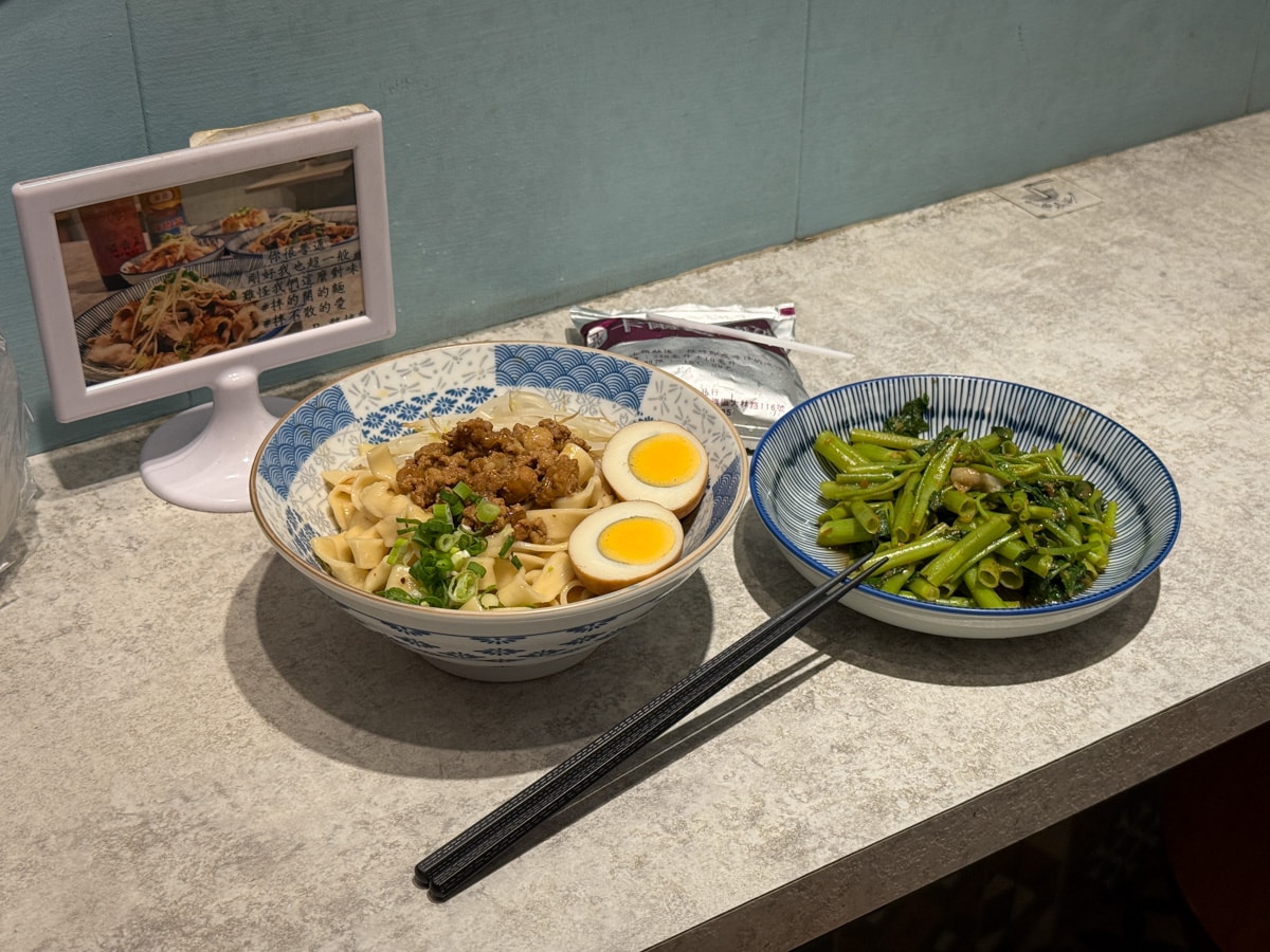 【夥拌麵】台中東區平價美食推薦，6大特色拌麵最低45元起，多款滷味小菜，巷弄間必吃人氣美食！