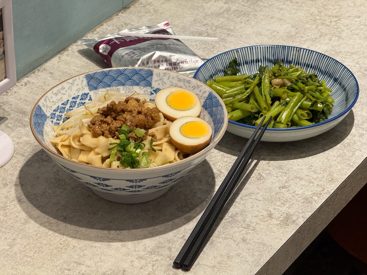 【夥拌麵】台中東區平價美食推薦，6大特色拌麵最低45元起，多款滷味小菜，巷弄間必吃人氣美食！