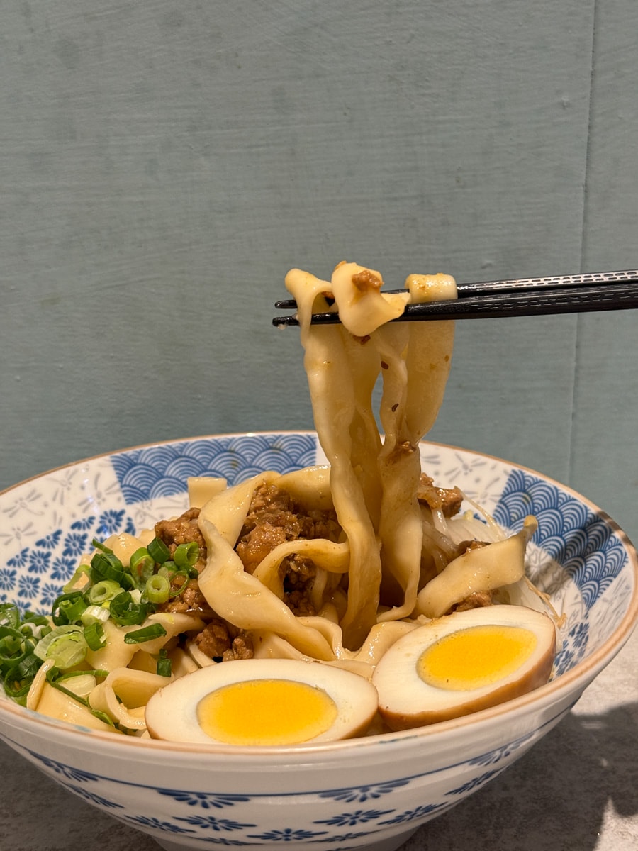 【夥拌麵】台中東區平價美食推薦，6大特色拌麵最低45元起，多款滷味小菜，巷弄間必吃人氣美食！