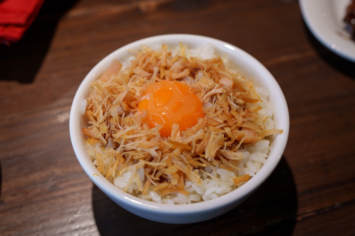 【好米亞】忠孝敦化餐酒館推薦，特色必點5大濃白砂鍋雞湯！大啖職人手作料理，最適合聚會的工業風網美餐廳！