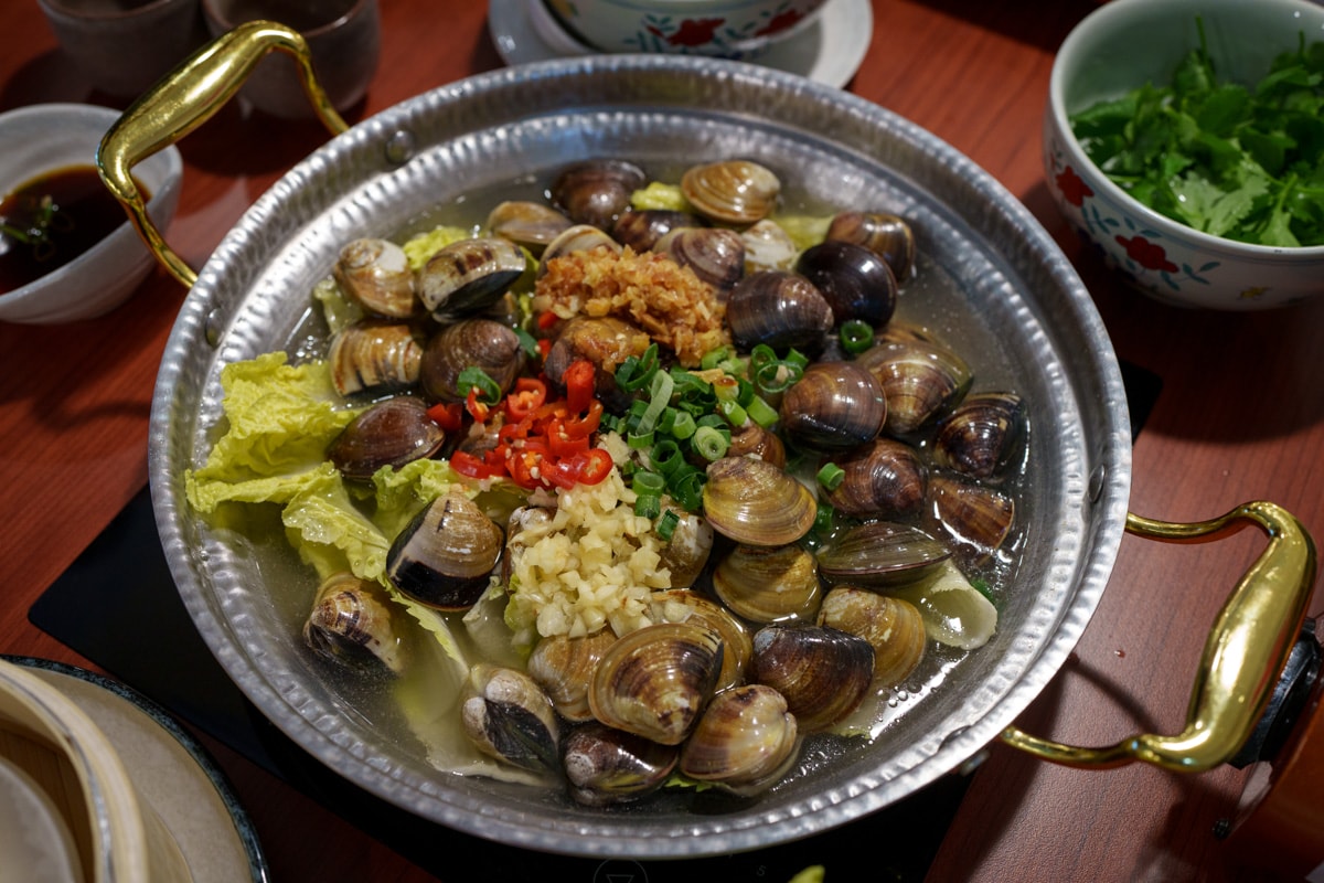 【如嫦】台北中山國中站火鍋美食推薦，980元起大啖最多蛤蠣的火鍋店！一鍋兩吃港式雞煲，被港式料理耽誤的火鍋！