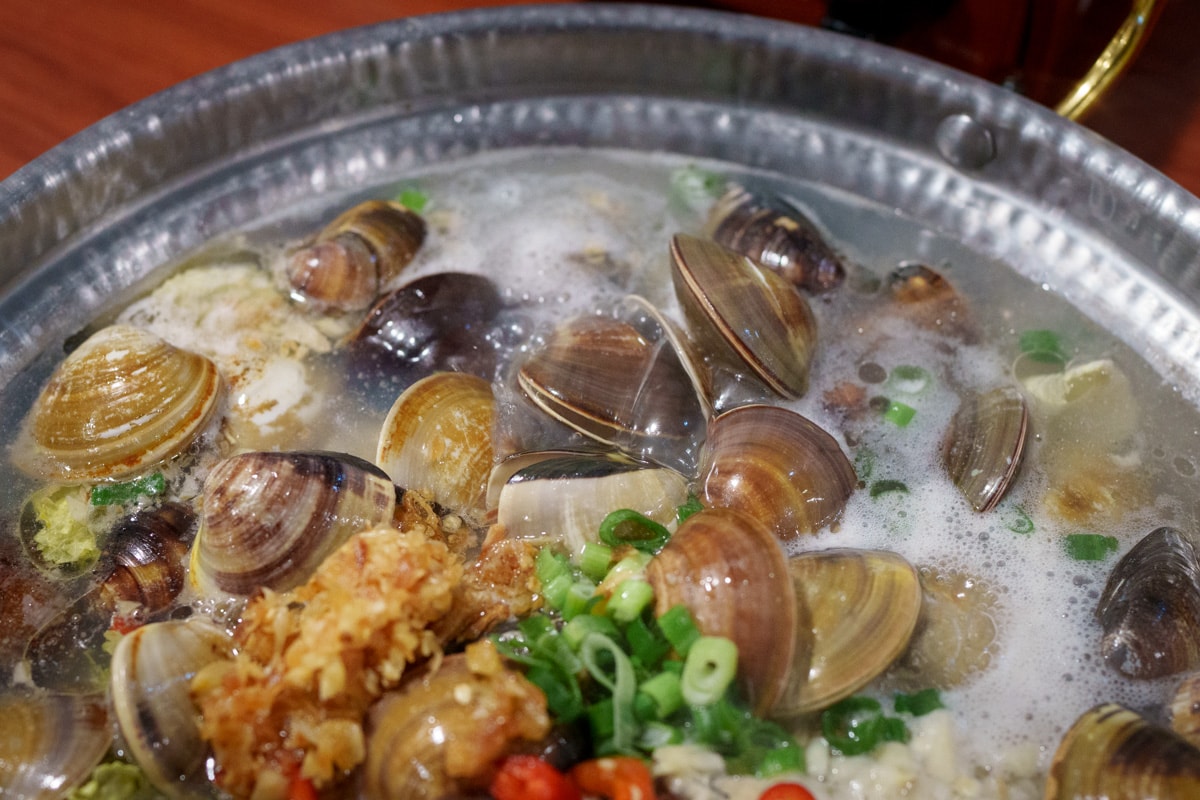 【如嫦】台北中山國中站火鍋美食推薦，980元起大啖最多蛤蠣的火鍋店！一鍋兩吃港式雞煲，被港式料理耽誤的火鍋！