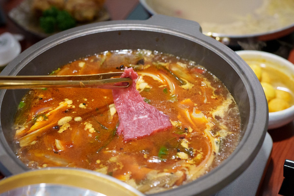 【如嫦】台北中山國中站火鍋美食推薦，980元起大啖最多蛤蠣的火鍋店！一鍋兩吃港式雞煲，被港式料理耽誤的火鍋！