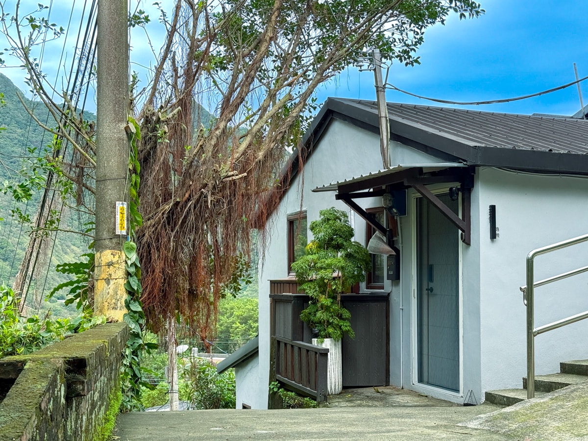 【逸境】金瓜石包棟民宿推薦，2~4人入住獨享絕美山景，老屋改造設計美學，旅人靜心渡假秘境！