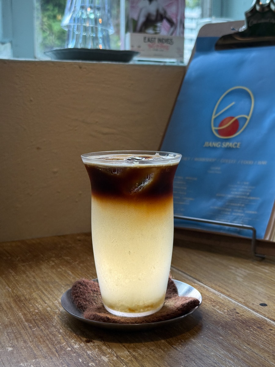 【匞咖啡】淡水咖啡廳推薦，手沖咖啡與手作甜點、特調飲品，晚上變酒吧！另有職人教學金工體驗課程！