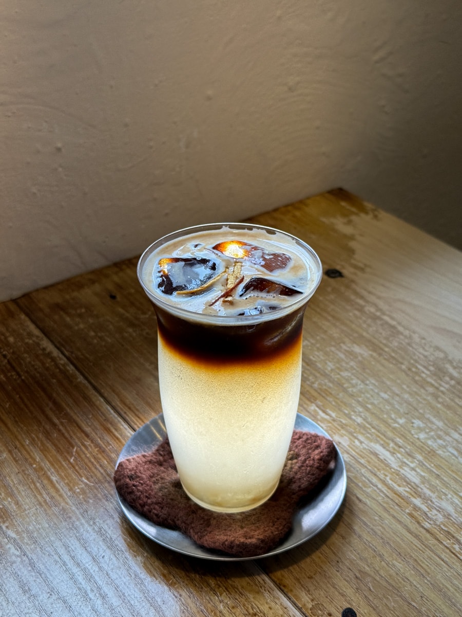 【匞咖啡】淡水咖啡廳推薦，手沖咖啡與手作甜點、特調飲品，晚上變酒吧！另有職人教學金工體驗課程！