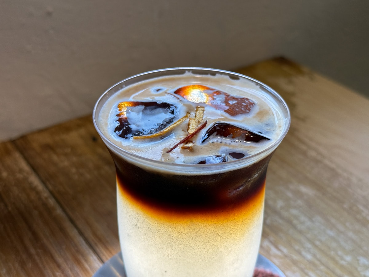 【匞咖啡】淡水咖啡廳推薦，手沖咖啡與手作甜點、特調飲品，晚上變酒吧！另有職人教學金工體驗課程！