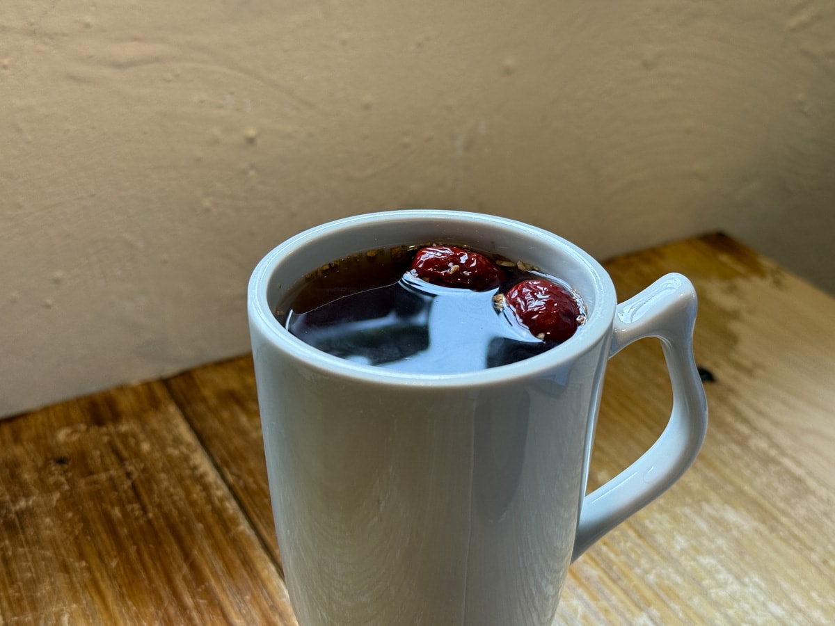 【匞咖啡】淡水咖啡廳推薦，手沖咖啡與手作甜點、特調飲品，晚上變酒吧！另有職人教學金工體驗課程！