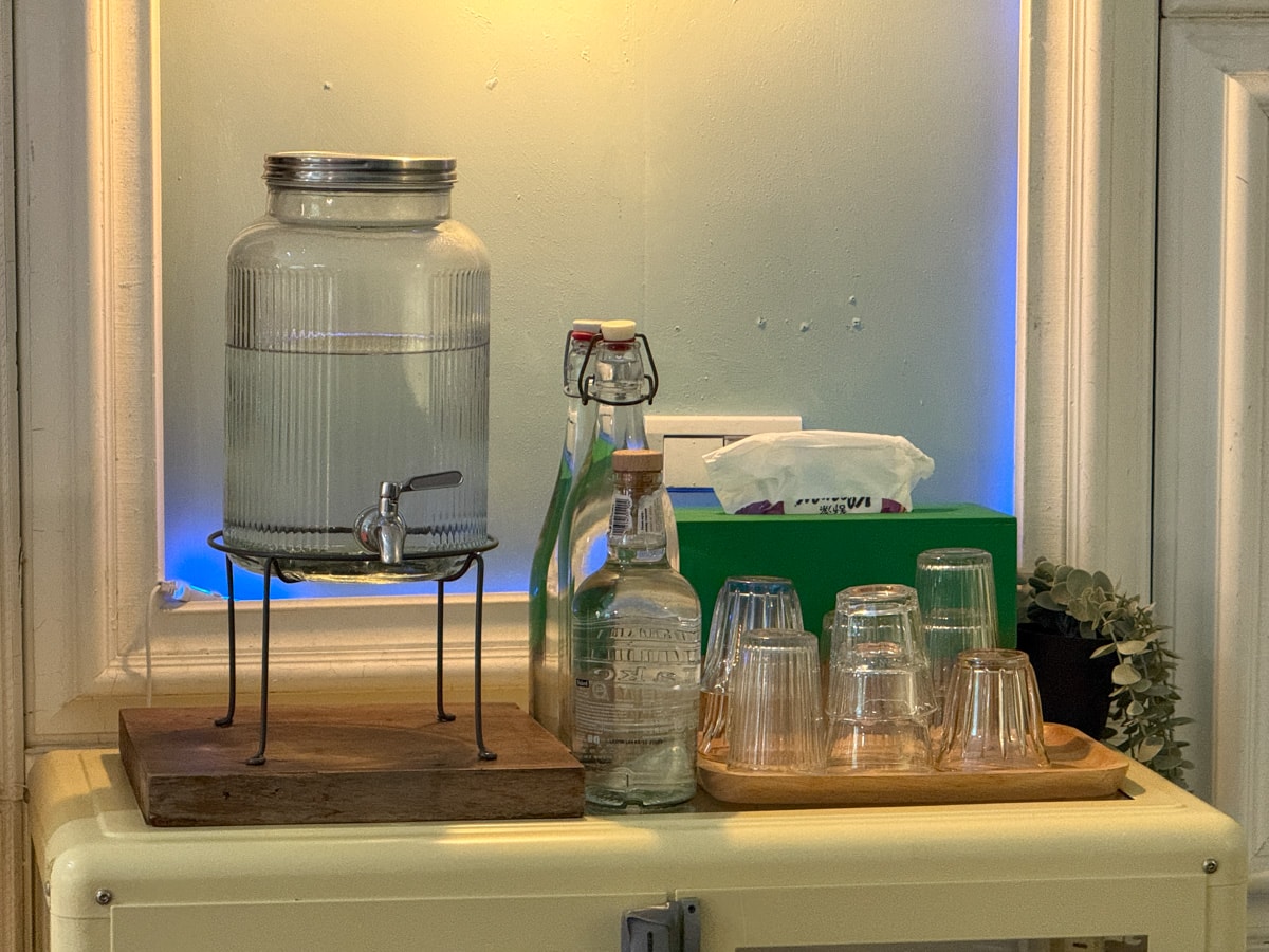 【匞咖啡】淡水咖啡廳推薦，手沖咖啡與手作甜點、特調飲品，晚上變酒吧！另有職人教學金工體驗課程！