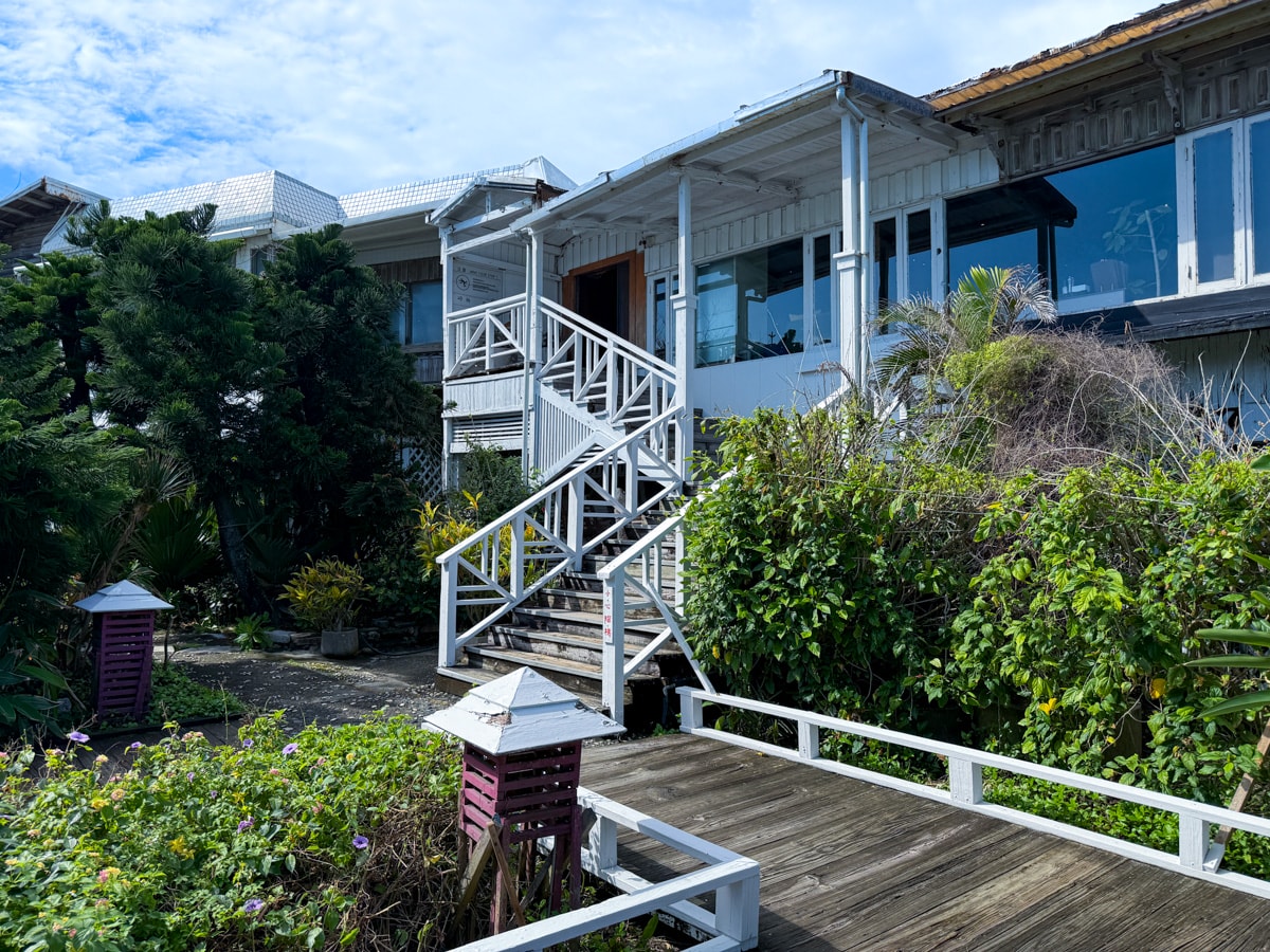 【原野牧場】花蓮七星潭海景咖啡廳推薦，招牌必喝羊奶咖啡，每日現做精緻餐點，遠眺無敵海景的秘境！