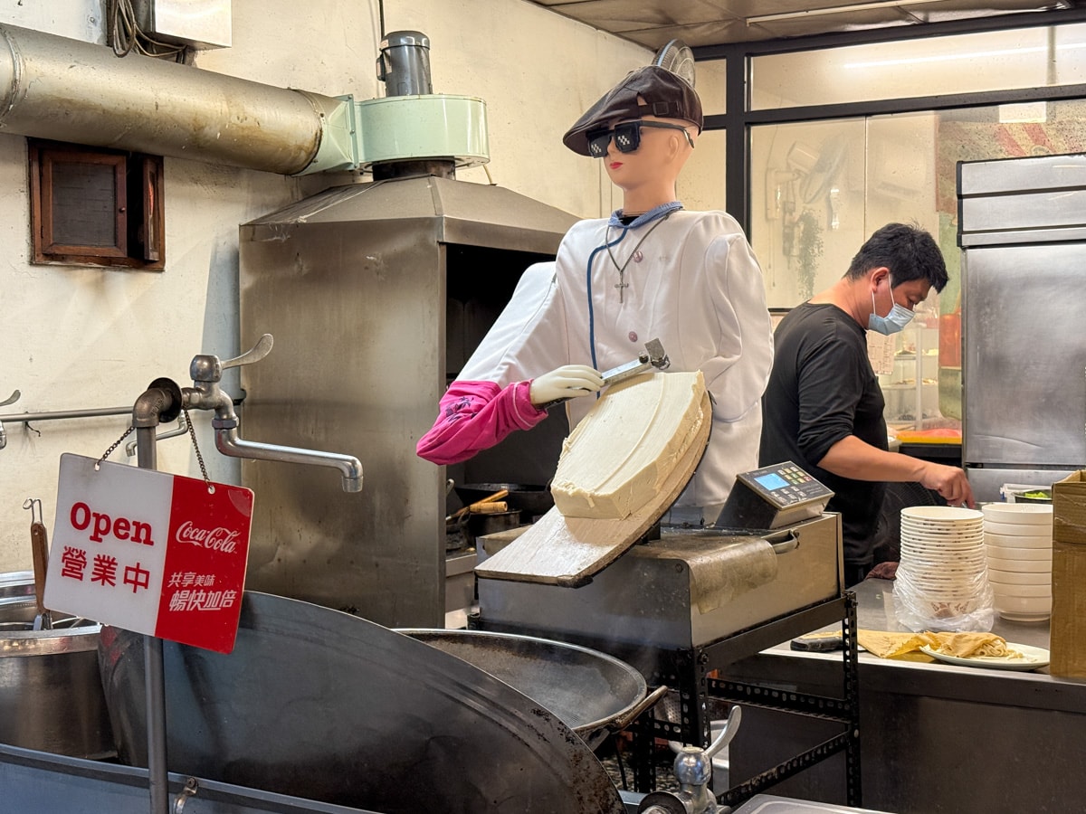【50刀削牛肉麵】台南赤崁樓附近平價牛肉麵美食推薦，免費加湯加麵，內用再享飲料冰淇淋！