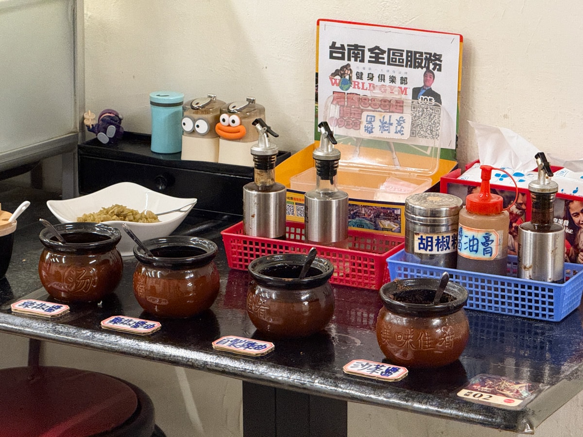 【50刀削牛肉麵】台南赤崁樓附近平價牛肉麵美食推薦，免費加湯加麵，內用再享飲料冰淇淋！
