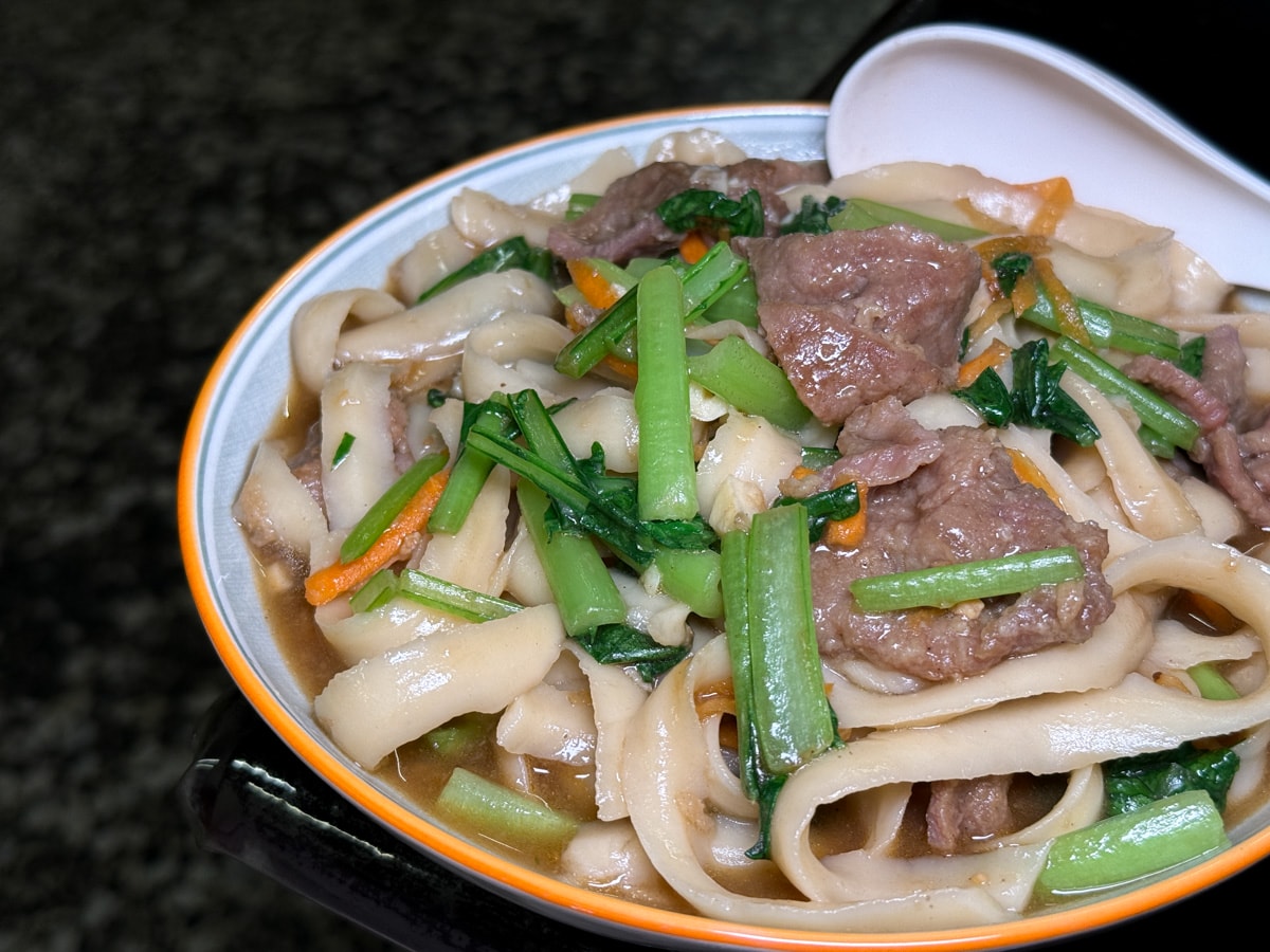 【50刀削牛肉麵】台南赤崁樓附近平價牛肉麵美食推薦，免費加湯加麵，內用再享飲料冰淇淋！