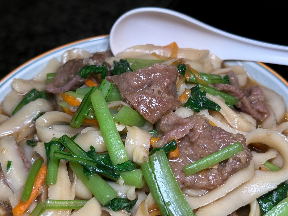 【50刀削牛肉麵】台南赤崁樓附近平價牛肉麵美食推薦，免費加湯加麵，內用再享飲料冰淇淋！