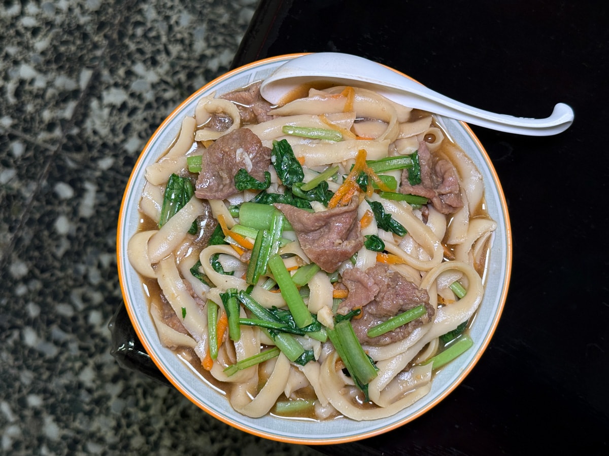 【50刀削牛肉麵】台南赤崁樓附近平價牛肉麵美食推薦，免費加湯加麵，內用再享飲料冰淇淋！