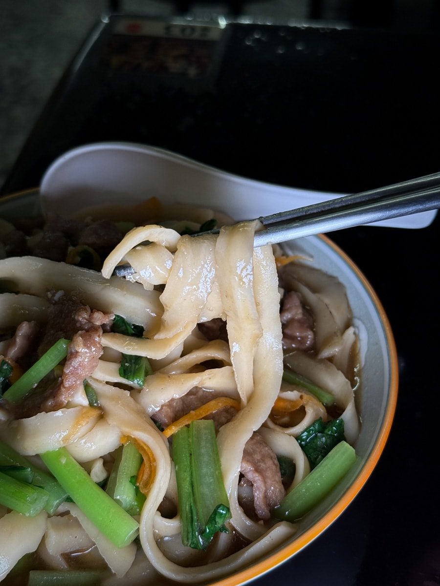 【50刀削牛肉麵】台南赤崁樓附近平價牛肉麵美食推薦，免費加湯加麵，內用再享飲料冰淇淋！