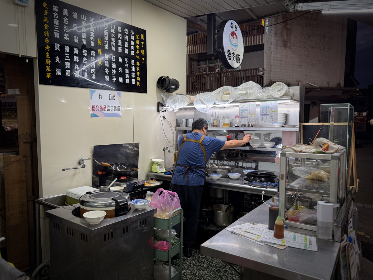 【鄰家魯肉飯】頭城必吃平價美食推薦，招牌必點手切魯肉蓋飯，主廚套餐大滿足，在地人最愛的午餐晚餐首選