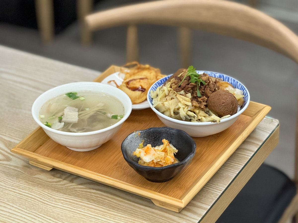 【鄰家魯肉飯】頭城必吃平價美食推薦，招牌必點手切魯肉蓋飯，主廚套餐大滿足，在地人最愛的午餐晚餐首選