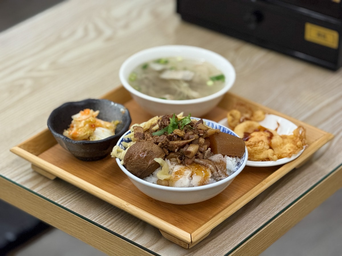 【鄰家魯肉飯】頭城必吃平價美食推薦，招牌必點手切魯肉蓋飯，主廚套餐大滿足，在地人最愛的午餐晚餐首選